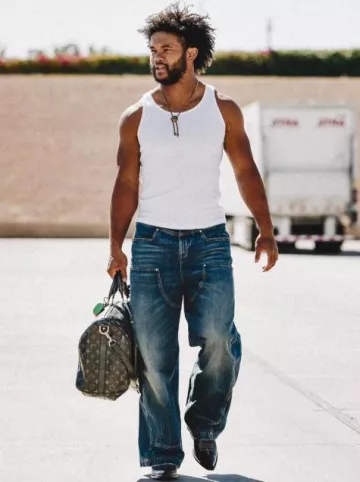 Louis Vuitton Blue Washed Carpenter Jeans usados por Kyler Murray en la cuenta de Instagram @blitzfits