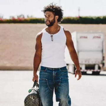 Corbata Louis Vuitton Brass LV Western Bolo usada por Kyler Murray en la cuenta de Instagram @blitzfits