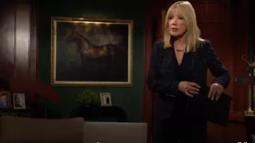 Pantalon large en tweed Gerard Darel Cheraze porté par Nikki Reed Newman (Melody Thomas-Scott) comme on le voit dans Les Feux de l’Amour le 18 septembre 2024