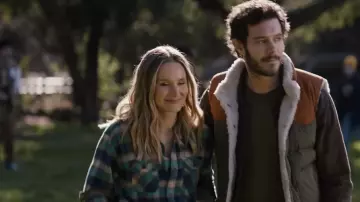 Mira los looks de Nadie quiere esto: Noah (Adam Brody) lleva un chaleco de plumas de sherpa de Patagonia en la temporada 1