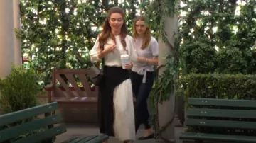 Karen Millen Jupe midi plissée à boucle ajustée portée par Victoria Newman (Amelia Heinle) comme on le voit dans Les Feux de l’Amour le 18 septembre 2024