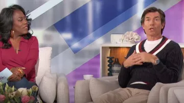 Suéter de tenis con cuello en V de inspiración vintage de Brooks Brothers usado por Jerry O'Connell como se vio en The Talk el 13 de septiembre de 2024