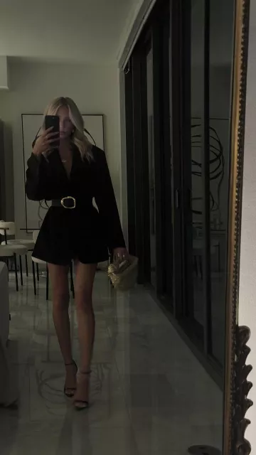 Octobuddy Silicone Suction Phone Case Adhesive Mount worn by Alix Earle on her Instagram Story on September 18, 2024