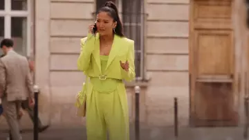 Pantalon en crêpe Daname Gia en vert citron porté par Mindy Chen (Ashley Park) comme on le voit dans Emily in Paris (S04E10)