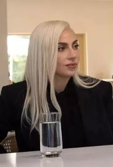 Celine Carnaby Blazer en gabardine de laine à fines rayures anthracite porté par Lady Gaga à What’s Next ? the Future avec Bill Gates le 18 septembre 2024