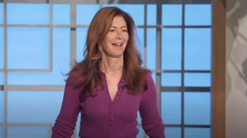 Cárdigan de cachemira de Prada usado por Dana Delaney en The Talk el 13 de septiembre de 2024