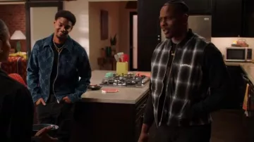 Gilet réversible à carreaux XLARGE Ombre porté par Cam Watkins (Mitchell Edwards) comme on le voit dans All American : Homecoming (S03E11)