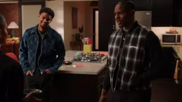 Gilet réversible à carreaux XLARGE Ombre porté par Cam Watkins (Mitchell Edwards) comme on le voit dans All American : Homecoming (S03E11)