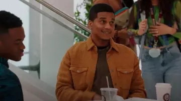 Chaqueta camisera de algodón jacquard Snap-Up de Treasure & Bond usada por el entrenador Marcus Turner (Cory Hardrict) como se ve en All American: Homecoming (S03E11)