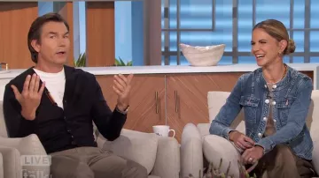 Cárdigan de rayas de artista Paul Smith usado por Jerry O'Connell como se vio en The Talk el 17 de septiembre de 2024