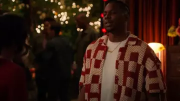 Honorer le cadeau Chemise au crochet portée par Cam Watkins (Mitchell Edwards) comme on le voit dans All American : Homecoming (S03E11)
