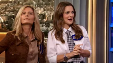 Cravate en soie à motif pied-de-poule Tom Ford portée par Drew Barrymore, comme on le voit dans le spectacle Drew Barrymore le 18 septembre 2024