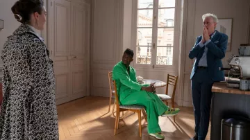 Les looks de Emily in Paris: Julien (Samuel Arnold) porte des sneakers vertes et violettes de la marque UZS dans l'épisode 4 de la saison 8