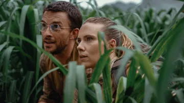 Outfits of Jurassic World Rebirth: Dr. Henry Loomis (Jonathan Bailey) wears octogon eyeglasses in the movie