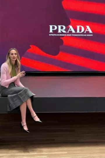 Cárdigan de cachemira de Prada usado por Lauren Santo Domingo en la transmisión en vivo del desfile de primavera 2025 de Prada el 19 de septiembre de 2024