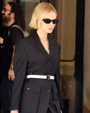 Gafas de sol Prada Oval Symbol en negro usadas por Carey Mulligan en el desfile de Prada el 19 de septiembre de 2024