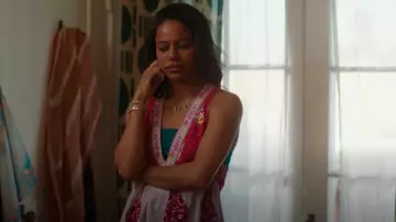 Free People Dream Darlin Print Floral Babydoll Tank Top Floral Raspberry Boho usado por Angela Manning (Taylour Paige) como se ve en The Baxters (S01E01)
