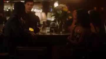 Vestido floral de Audrey de Urban Outfitters usado por Angela Manning (Taylour Paige) como se ve en The Baxters (T01E02)
