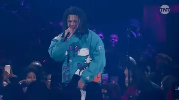 J. Cole wears 90s Char­lotte Hor­nets Hooded Jack­et for Home NBA All-Star Game 2019 Halftime Show