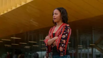 Top cruzado estampado de Band Of Gypsies usado por Angela Manning (Taylour Paige) como se ve en The Baxters (S01E03)