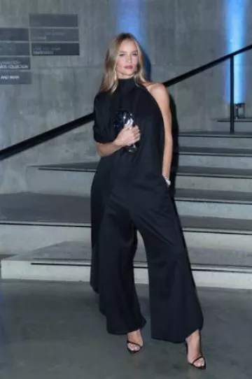Bolso Alaïa Fluide Minaudiere usado por Rosie Huntington-Whiteley en el lanzamiento de Noble Panacea Eye Lift el 18 de septiembre de 2024