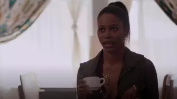 Free People Galloon Halter Burgundy Lace Bralette usado por Angela Manning (Taylour Paige) como se ve en The Baxters (S01E04)