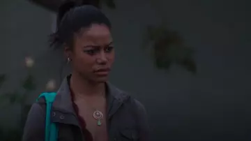 Collar de piedra de luna llena de Leo Eleven Jeewelry usado por Angela Manning (Taylour Paige) como se ve en The Baxters (S01E04)