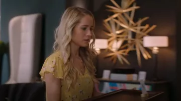 Blusa con mangas de mariposa de H&M usada por Reagan Peters (Cassidy Erin Gifford) como se ve en The Baxters (S01E04)
