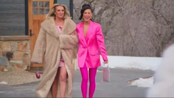 Pantalon Balenciaga Camden en rose porté par Meili comme on le voit dans Les vraies femmes au foyer de Salt Lake City (S05E01)