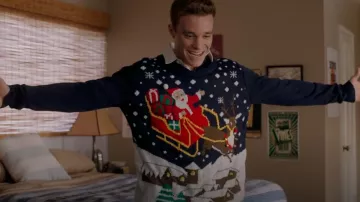 Pull de Noël laid Père Noël Renne Light Up Led porté par Luke Baxter (Josh Plasse) comme on le voit dans The Baxters (S01E10)