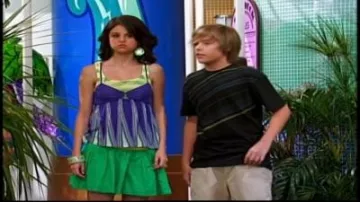 La vie en suite sur le pont Outfits : Alex Russo (Selena Gomez) porte un débardeur violet Free People à bretelles réglables dans la saison 1, épisode 20