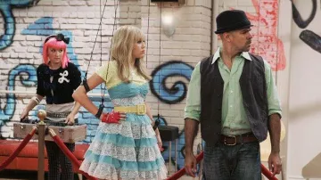 Hannah Montana série télévisée Garde-robe : Miley Cyrus porte une robe bustier à volants bleu et blanc Betsey Johnson Mary Jane pour jouer Miley Stewart dans la saison 3, épisode 9