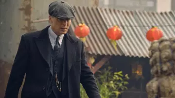 Peaky Blinders Outfits: Cillian Murphy wears a long overcoat to portray Thomas Shelby in season 6, episode 5 of the TV series