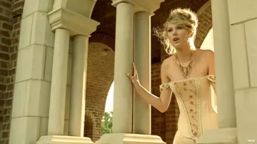 Taylor Swift porte une robe corset de style médiéval blanc ivoire dans le clip de Love Story
