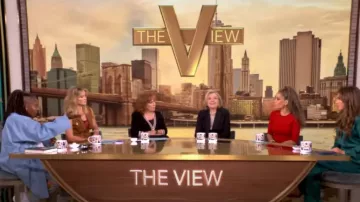 C by Bloomingdales Cardigan en cachemire à bordure contrastante en cachemire porté par Joy Behar, comme on le voit dans The View le 19 septembre 2024