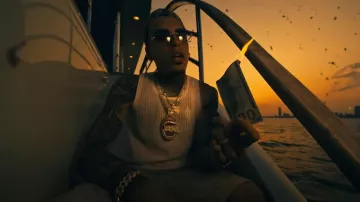 Débardeur blanc à logo décalé Amiri porté par Luar La L dans Luar La L x Dei V - Dame La Verde (Vidéo Officielle)