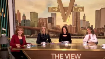 Vestido midi de manga larga favorito de Daughter City Denim usado por Sara Haines como se vio en The View el 20 de septiembre de 2024