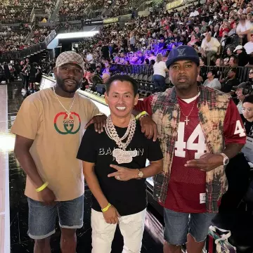 Gucci Beige GG Visor Stripe Hat worn by Floyd Mayweather on the Instagram account @johnnydangandco