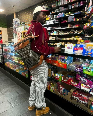 Pantalon de charpentier Amiri Motors à rayures blanches Amiri porté par Meek Mill sur le compte Instagram @meekmill