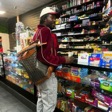 Veste de survêtement Celine Burgundy Velvet Triomphe portée par Meek Mill sur le compte Instagram @meekmill