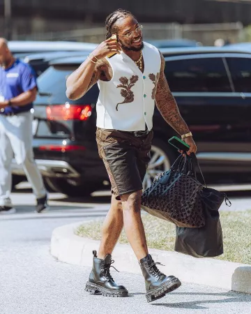 Pantalones cortos de carpintero con panel de cuero marrón Chrome Hearts usados por Derrick Henry en la cuenta de Instagram @blitzfits