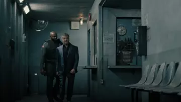 Egara Skinny Fit Peak Lapel Shiny Suit Separas Chaqueta usada por Dwight 'The General' Manfredi (Sylvester Stallone) como se ve en Tulsa King (S02E01)