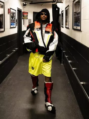 Bottes de motard Balenciaga rouges, noires et blanches portées par Future sur le compte Instagram @future