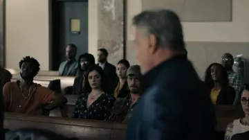 Robe Ba&Sh avec imprimé de style foulard portée par Tina Manfredi (Tatiana Lia Zappardino) comme on le voit dans Tulsa King (S02E01)