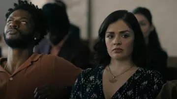 Collier de la collection Tanvi - Demi-cercle en or porté par Tina Manfredi (Tatiana Lia Zappardino) comme on le voit dans Tulsa King (S02E01)