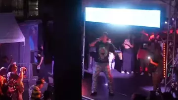 ¿Quién decide War Blue Rainbow ROYGBIV Fusion Jeans usados por Jay Critch en Jay Critch - Loopy (Video oficial)