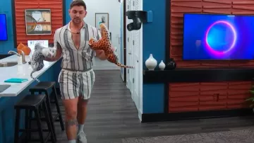 Selected Homme White Striped Co-Ord Set Shorts portés par Garret Caillouet comme on le voit dans The Circle (S07E02)