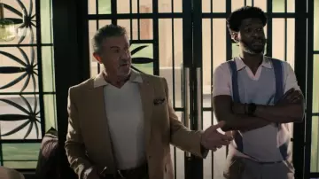 Chaqueta de lino de seda hecha a mano de Ralph Lauren Purple Label Hadley en bronceado clásico usada por Dwight 'The General' Manfredi (Sylvester Stallone) como se ve en Tulsa King (S02E01)