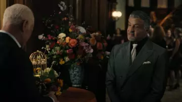 Traje cruzado de franela a rayas grises Hockerty usado por Dwight 'The General' Manfredi (Sylvester Stallone) como se ve en Tulsa King (S02E01)