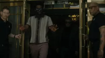 Bonobos Hudson Cabana Sweater Polo porté par Tyson (Jay Will) comme on le voit dans Tulsa King (S02E01)